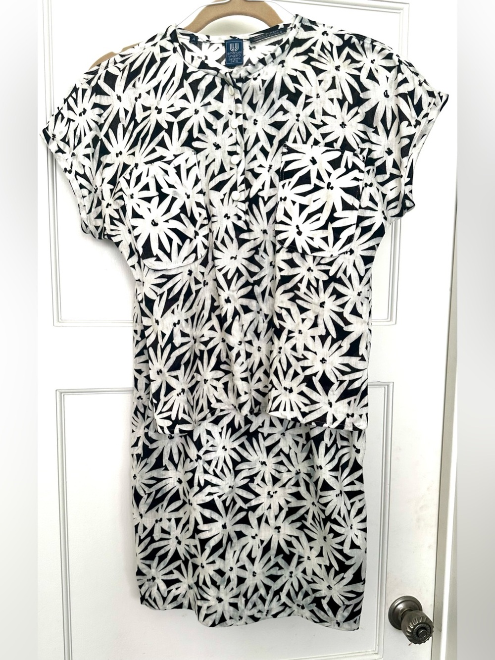 Made in Italy Vintage Emanuel Ungaro Parallèle
Black and White Floral Set